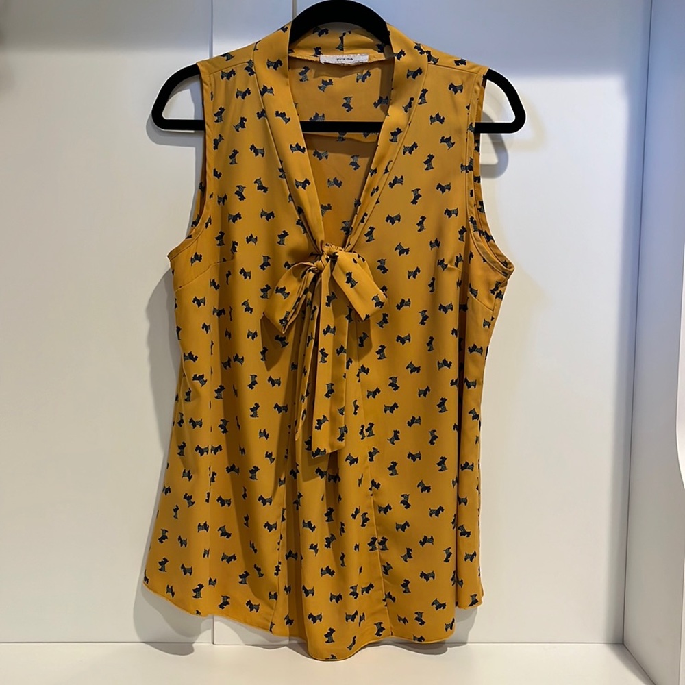 Fun, sleeveless Poema blouse with dog print!